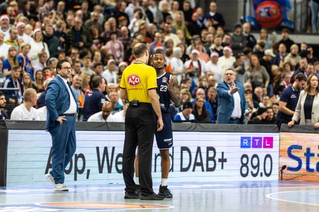 GER, easy-Credit Basketball-Bundesliga, Syntainics MBC - Niners Chemnitz. 26.12.2025, QUARTERBACK Immobilien ARENA, Leipzig, GER, easy-Credit Basketball-Bundesliga, Syntainics MBC - Niners Chemnitz. Charles Callison (Syntainics MBC, 23) diskutiert mit dem Schiedsrichter Â Foto Alexander Trienitz Leipzig QUARTERBACK Immobilien ARENA Sachsen Deutschland