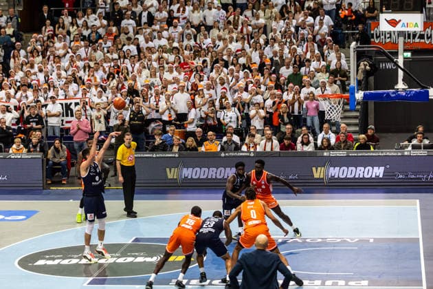 GER, easy-Credit Basketball-Bundesliga, Syntainics MBC - Niners Chemnitz. 26.12.2025, QUARTERBACK Immobilien ARENA, Leipzig, GER, easy-Credit Basketball-Bundesliga, Syntainics MBC - Niners Chemnitz. Jure Planinic (Syntainics MBC, 44) bei einem Freiwurf Â Foto Alexander Trienitz Leipzig QUARTERBACK Immobilien ARENA Sachsen Deutschland