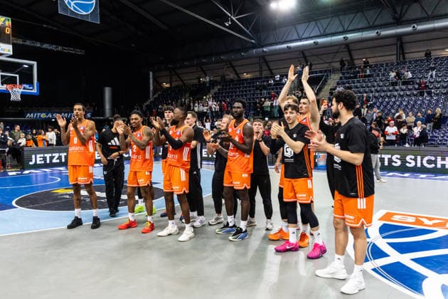 GER, easy-Credit Basketball-Bundesliga, Syntainics MBC - Niners Chemnitz. 26.12.2025, QUARTERBACK Immobilien ARENA, Leipzig, GER, easy-Credit Basketball-Bundesliga, Syntainics MBC - Niners Chemnitz. Niners Chemnitz bedanken sich bei den Fans Â Foto Alexander Trienitz Leipzig QUARTERBACK Immobilien ARENA Sachsen Deutschland