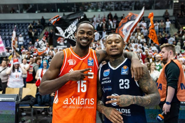 GER, easy-Credit Basketball-Bundesliga, Syntainics MBC - Niners Chemnitz. 26.12.2025, QUARTERBACK Immobilien ARENA, Leipzig, GER, easy-Credit Basketball-Bundesliga, Syntainics MBC - Niners Chemnitz. Charles Callison (Syntainics MBC, 23) und Ty Brewer (Niners Chemnitz, 15) Â Foto Alexander Trienitz Leipzig QUARTERBACK Immobilien ARENA Sachsen Deutschland