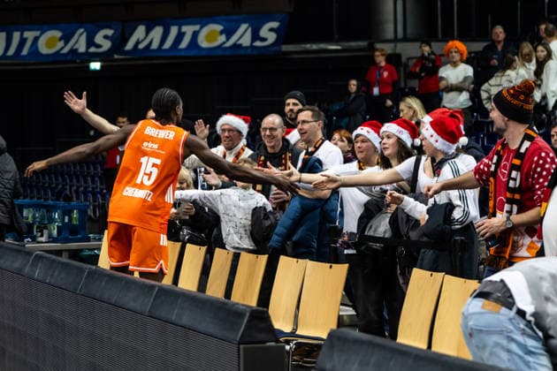 GER, easy-Credit Basketball-Bundesliga, Syntainics MBC - Niners Chemnitz. 26.12.2025, QUARTERBACK Immobilien ARENA, Leipzig, GER, easy-Credit Basketball-Bundesliga, Syntainics MBC - Niners Chemnitz. Ty Brewer (Niners Chemnitz, 15) bedankt sich bei den Fans Â Foto Alexander Trienitz Leipzig QUARTERBACK Immobilien ARENA Sachsen Deutschland