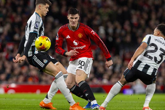 Football - FA Premier League - Manchester United, ManU FC v Newcastle United FC MANCHESTER, ENGLAND - Boxing Day, Friday, December 26, 2025: Manchester United s Benjamin Sesko goes past Newcastle United s Lewis Miley (L) and Jacob Murphy (R) during the FA Premier League match between Manchester United FC and Newcastle United at Old Trafford. (Photo by David Rawcliffe Propaganda) MANCHESTER Old Trafford GREATER MANCHESTER ENGLAND  Copyright: xDavidxRawcliffex P2025-12-26-Man_U_Newcastle-7
