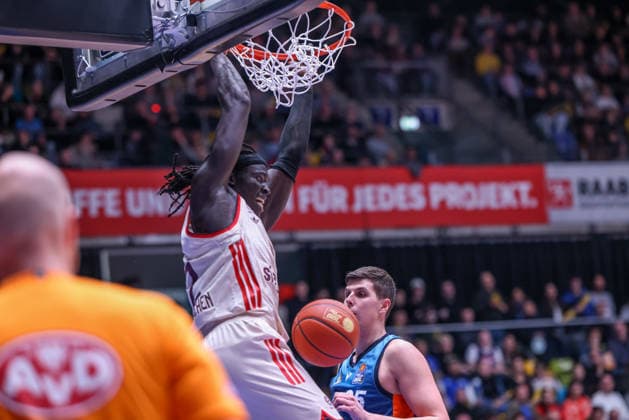 GER, Frankfurt, Frankfurt Skyliners vs FC Bayern München, easyCredit Basketball Bundesliga, Basketball, DBB, Spielzeit 2025 2026, Fraport Arena, 12. Spieltag im Bild: Wenyen Gabriel (FC Bayern München Basketball 32) macht einen Dunk DFB DFL REGULATIONS PROHIBIT ANY USE OF PHOTOGRAPHS AS IMAGE SEQUENCES AND OR QUASI-VIDEO, 26.12.2025 Copyright: HMBxMedia HendrikxHamelau
