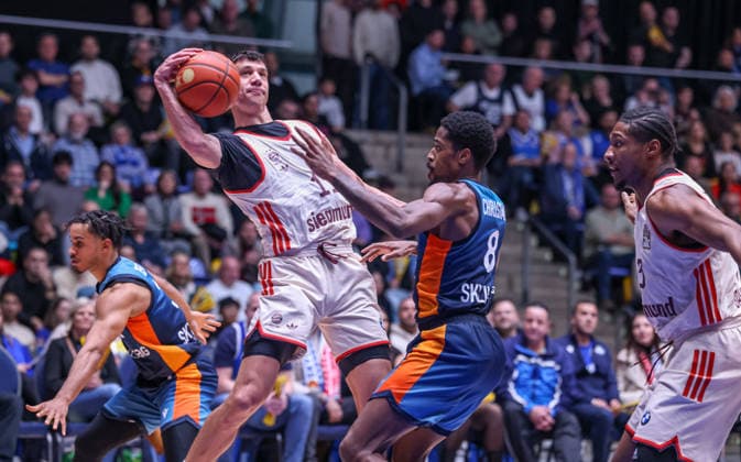 GER, Frankfurt, Frankfurt Skyliners vs FC Bayern München, easyCredit Basketball Bundesliga, Basketball, DBB, Spielzeit 2025 2026, Fraport Arena, 12. Spieltag im Bild v.l.: Vladimir LuÄić (FC Bayern München Basketball 11), William Christmas (Frankfurt Skyliners 8) DFB DFL REGULATIONS PROHIBIT ANY USE OF PHOTOGRAPHS AS IMAGE SEQUENCES AND OR QUASI-VIDEO, 26.12.2025 Copyright: HMBxMedia HendrikxHamelau