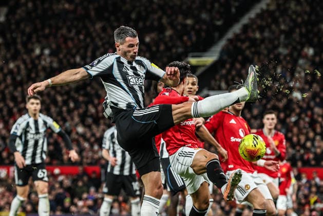 Premier League Manchester United, ManU v Newcastle United Fabian Schar of Newcastle United takes a shot on goal from a corner during the Premier League match Manchester United vs Newcastle United at Old Trafford, Manchester, United Kingdom, 26th December 2025 (Photo by Alfie Cosgrove News Images) Manchester Old Trafford Greater Manchester United Kingdom Copyright: xAlfiexCosgrove NewsxImagesx