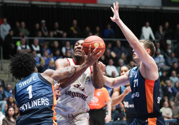 David McCormack (Muenchen 33), IsaiahSwope, Lorenz Brenneke (Frankfurt 1 und 21) GER, Frankfurt Skyliners vs. FC Bayern Muenchen, Basketball-Bundesliga, easyCredit BBL, 12. Spieltag, Saison 2025-26, 26.12.2025, GER, Frankfurt Skyliners vs. FC Bayern Muenchen, Basketball-Bundesliga, easyCredit BBL, 12. Spieltag, Saison 2025-26, 26.12.2025, Koeln Copyright: xEibner-Pressefoto JoergxNiebergax EP_JNL