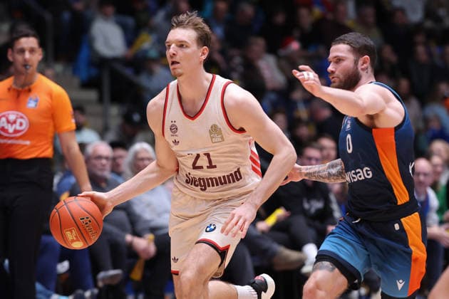 Frankfurt Skyliners - FC Bayern München Basketball, easyCredit BBL Justus Hollatz (FC Bayern, 21) gegen Logan Johnson (Skyliners, 0). Spiel der easyCredit BBL zwischen den Frankfurt Skyliners und dem FC Bayern Basketball am 26. Dezember 2025 in der Süwag Energie ARENA in Frankfurt am Main., Frankfurt am Main Hessen Deutschland Süwag Energie ARENA