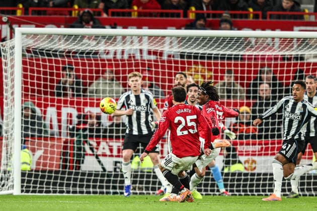 Premier League Manchester United, ManU v Newcastle United Patrick Dorgu of Manchester Untied scores to make it 1-0 during the Premier League match Manchester United vs Newcastle United at Old Trafford, Manchester, United Kingdom, 26th December 2025 (Photo by Alfie Cosgrove News Images) Manchester Old Trafford Greater Manchester United Kingdom Copyright: xAlfiexCosgrove NewsxImagesx