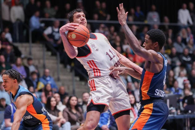 Frankfurt Skyliners - FC Bayern München Basketball, easyCredit BBL Vladimir Lucic (FC Bayern, 11) gegen William Christmas (Skyliners, 8). Spiel der easyCredit BBL zwischen den Frankfurt Skyliners und dem FC Bayern Basketball am 26. Dezember 2025 in der Süwag Energie ARENA in Frankfurt am Main., Frankfurt am Main Hessen Deutschland Süwag Energie ARENA