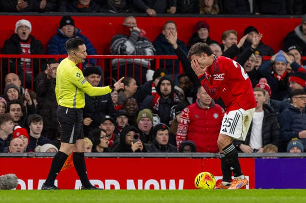 Football - FA Premier League - Manchester United, ManU FC v Newcastle United FC MANCHESTER, ENGLAND - Boxing Day, Friday, December 26, 2025: Manchester United s Manuel Ugarte reacts to a decision giving to Newcastle United by assistant referee Gary Beswick (L) during the FA Premier League match between Manchester United FC and Newcastle United at Old Trafford. (Photo by David Rawcliffe Propaganda) MANCHESTER Old Trafford GREATER MANCHESTER ENGLAND  Copyright: xDavidxRawcliffex P2025-12-26-Man_U_Newcastle-12