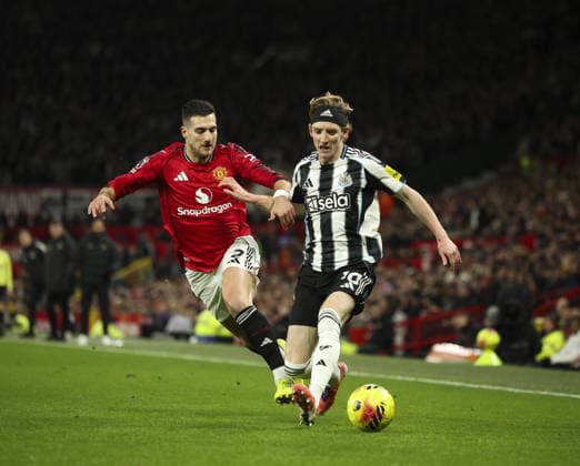 Manchester United, ManU v Newcastle United, FA Premier League 26.12.25 Manchester United v Newcastle United, FA Premier League Bradley Ormesher The Times Anthony Gordon Newcastle United and Diogo Dalot of Manchester United  Copyright: xBradleyxOrmesherx NINTCHDBPICT001047996597