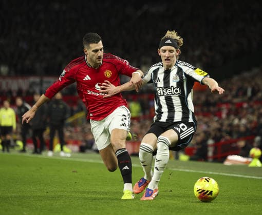 Manchester United, ManU v Newcastle United, FA Premier League 26.12.25 Manchester United v Newcastle United, FA Premier League Bradley Ormesher The Times Anthony Gordon Newcastle United and Diogo Dalot of Manchester United  Copyright: xBradleyxOrmesherx NINTCHDBPICT001047996609