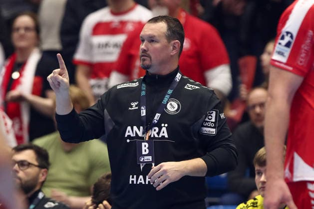 26.12.2025, xtgx, Handball Daikin HBL MT Melsungen - TVB Stuttgart emspor, v.l. Misha Kaufmann (Stuttgart, Trainer) gibt Anweisungen, gestikuliert mit den Armen, gesticulate, gives instructions Kassel