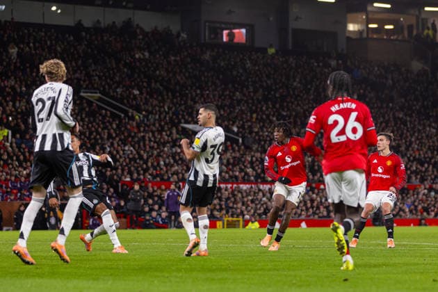 Football - FA Premier League - Manchester United, ManU FC v Newcastle United FC MANCHESTER, ENGLAND - Boxing Day, Friday, December 26, 2025: Manchester United s Patrick Dorgu scores the first goal during the FA Premier League match between Manchester United FC and Newcastle United at Old Trafford. (Photo by David Rawcliffe Propaganda) MANCHESTER Old Trafford GREATER MANCHESTER ENGLAND  Copyright: xDavidxRawcliffex P2025-12-26-Man_U_Newcastle-19