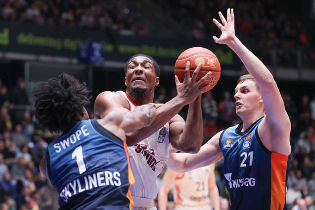 Frankfurt Skyliners - FC Bayern München Basketball, easyCredit BBL David McCormack (FC Bayern, 33) gegen Isaiah Swope (Skyliners, 1) und Lorenz Brenneke (Skyliners, 21). Spiel der easyCredit BBL zwischen den Frankfurt Skyliners und dem FC Bayern Basketball am 26. Dezember 2025 in der Süwag Energie ARENA in Frankfurt am Main., Frankfurt am Main Hessen Deutschland Süwag Energie ARENA