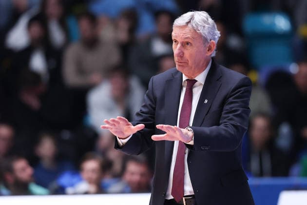 Frankfurt Skyliners - FC Bayern München Basketball, easyCredit BBL Trainer Svetislav Pesic (FC Bayern). Spiel der easyCredit BBL zwischen den Frankfurt Skyliners und dem FC Bayern Basketball am 26. Dezember 2025 in der Süwag Energie ARENA in Frankfurt am Main., Frankfurt am Main Hessen Deutschland Süwag Energie ARENA