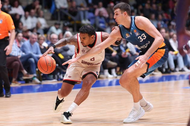 Frankfurt Skyliners - FC Bayern München Basketball, easyCredit BBL Xavier Rathan-Mayes (FC Bayern, 4) gegen Ryan Hawkins (Skyliners, 33). Spiel der easyCredit BBL zwischen den Frankfurt Skyliners und dem FC Bayern Basketball am 26. Dezember 2025 in der Süwag Energie ARENA in Frankfurt am Main., Frankfurt am Main Hessen Deutschland Süwag Energie ARENA