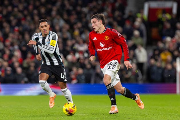 Football - FA Premier League - Manchester United, ManU FC v Newcastle United FC MANCHESTER, ENGLAND - Boxing Day, Friday, December 26, 2025: Manchester United s Manuel Ugarte during the FA Premier League match between Manchester United FC and Newcastle United at Old Trafford. (Photo by David Rawcliffe Propaganda) MANCHESTER Old Trafford GREATER MANCHESTER ENGLAND  Copyright: xDavidxRawcliffex P2025-12-26-Man_U_Newcastle-21