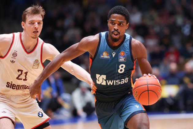 Frankfurt Skyliners - FC Bayern München Basketball, easyCredit BBL William Christmas (Skyliners, 8) zieht an Justus Hollatz (FC Bayern, 21) vorbei. Spiel der easyCredit BBL zwischen den Frankfurt Skyliners und dem FC Bayern Basketball am 26. Dezember 2025 in der Süwag Energie ARENA in Frankfurt am Main., Frankfurt am Main Hessen Deutschland Süwag Energie ARENA