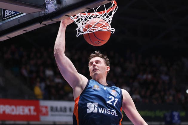 Frankfurt Skyliners - FC Bayern München Basketball, easyCredit BBL Dunking von Lorenz Brenneke (Skyliners, 21). Spiel der easyCredit BBL zwischen den Frankfurt Skyliners und dem FC Bayern Basketball am 26. Dezember 2025 in der Süwag Energie ARENA in Frankfurt am Main., Frankfurt am Main Hessen Deutschland Süwag Energie ARENA