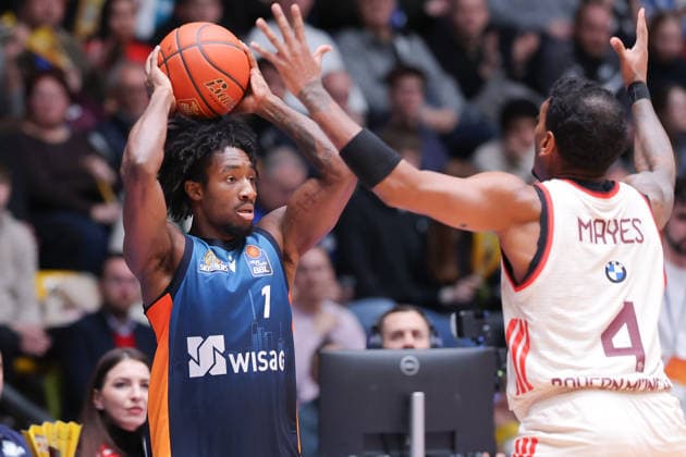 Frankfurt Skyliners - FC Bayern München Basketball, easyCredit BBL Isaiah Swope (Skyliners, 1) gegen Xavier Rathan-Mayes (FC Bayern, 4). Spiel der easyCredit BBL zwischen den Frankfurt Skyliners und dem FC Bayern Basketball am 26. Dezember 2025 in der Süwag Energie ARENA in Frankfurt am Main., Frankfurt am Main Hessen Deutschland Süwag Energie ARENA