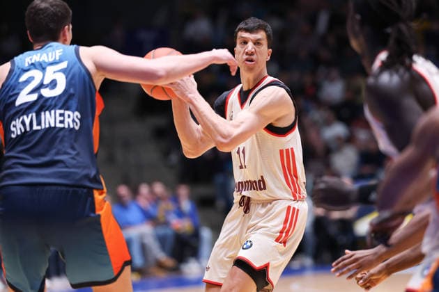 Frankfurt Skyliners - FC Bayern München Basketball, easyCredit BBL Vladimir Lucic (FC Bayern, 11) gegen Jacob Knauf (Skyliners, 25). Spiel der easyCredit BBL zwischen den Frankfurt Skyliners und dem FC Bayern Basketball am 26. Dezember 2025 in der Süwag Energie ARENA in Frankfurt am Main., Frankfurt am Main Hessen Deutschland Süwag Energie ARENA