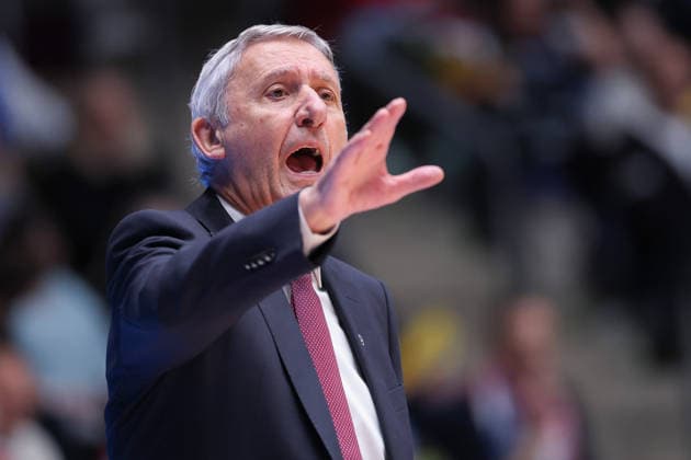 Frankfurt Skyliners - FC Bayern München Basketball, easyCredit BBL Trainer Svetislav Pesic (FC Bayern). Spiel der easyCredit BBL zwischen den Frankfurt Skyliners und dem FC Bayern Basketball am 26. Dezember 2025 in der Süwag Energie ARENA in Frankfurt am Main., Frankfurt am Main Hessen Deutschland Süwag Energie ARENA