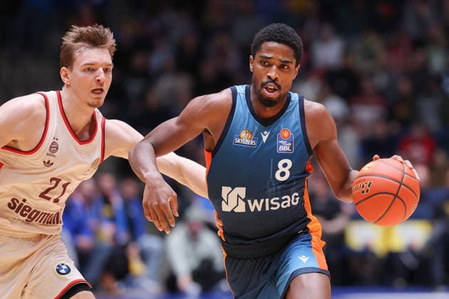 Frankfurt Skyliners - FC Bayern München Basketball, easyCredit BBL William Christmas (Skyliners, 8) zieht an Justus Hollatz (FC Bayern, 21) vorbei. Spiel der easyCredit BBL zwischen den Frankfurt Skyliners und dem FC Bayern Basketball am 26. Dezember 2025 in der Süwag Energie ARENA in Frankfurt am Main., Frankfurt am Main Hessen Deutschland Süwag Energie ARENA