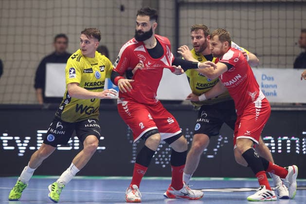 26.12.2025, xtgx, MT Melsungen - TVB Stuttgart v.l. Lukas Saueressig (Schaffhausen, 4), Ruben Marchan (Melsungen, 2), Samuel Roethlisberger (Röthlisberger, Stuttgart, 17), David Mandic (Melsungen, 7) Kassel