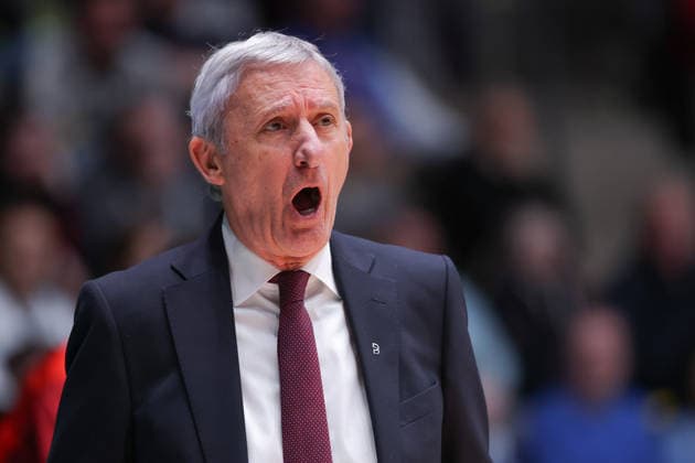 Frankfurt Skyliners - FC Bayern München Basketball, easyCredit BBL Trainer Svetislav Pesic (FC Bayern). Spiel der easyCredit BBL zwischen den Frankfurt Skyliners und dem FC Bayern Basketball am 26. Dezember 2025 in der Süwag Energie ARENA in Frankfurt am Main., Frankfurt am Main Hessen Deutschland Süwag Energie ARENA