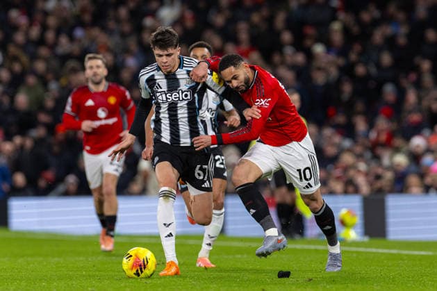 Football - FA Premier League - Manchester United, ManU FC v Newcastle United FC MANCHESTER, ENGLAND - Boxing Day, Friday, December 26, 2025: (L-R) Newcastle United s Lewis Miley battles with Manchester United s Matheus Cunha during the FA Premier League match between Manchester United FC and Newcastle United at Old Trafford. (Photo by David Rawcliffe Propaganda) MANCHESTER Old Trafford GREATER MANCHESTER ENGLAND  Copyright: xDavidxRawcliffex P2025-12-26-Man_U_Newcastle-24