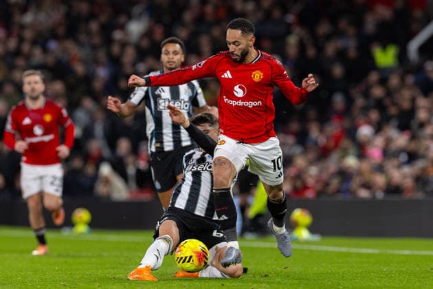 Football - FA Premier League - Manchester United, ManU FC v Newcastle United FC MANCHESTER, ENGLAND - Boxing Day, Friday, December 26, 2025: Manchester United s Matheus Cunha is challenged by Newcastle United s Lewis Miley (L) during the FA Premier League match between Manchester United FC and Newcastle United at Old Trafford. (Photo by David Rawcliffe Propaganda) MANCHESTER Old Trafford GREATER MANCHESTER ENGLAND  Copyright: xDavidxRawcliffex P2025-12-26-Man_U_Newcastle-25