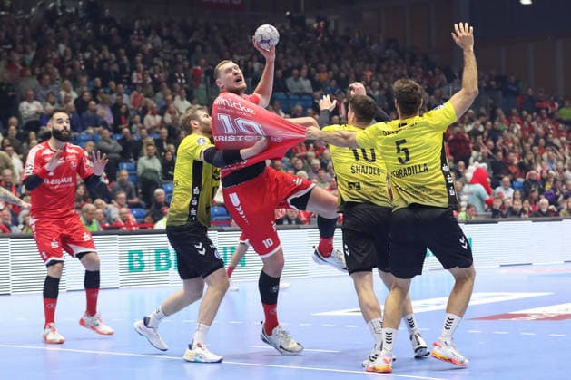26.12.2025, xtgx, MT Melsungen - TVB Stuttgart v.l. Samuel Roethlisberger (Röthlisberger, Stuttgart, 17), Dainis Kristopans (Melsungen, 10), Ivan Snajder (Stuttgart, 10), Antonio Seradilla (Stuttgart, 5) Zweikampf, Duell, Kampf, tackle Kassel