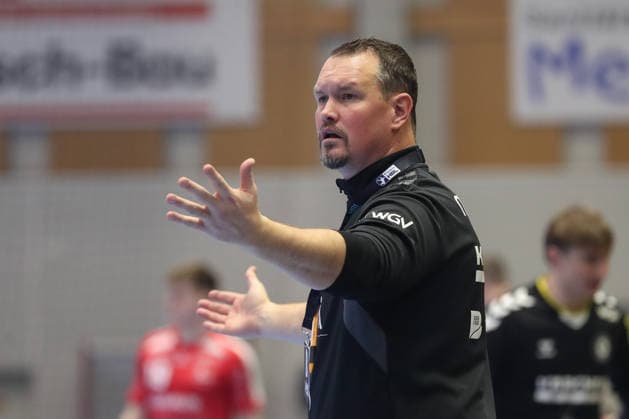 26.12.2025, xtgx, MT Melsungen - TVB Stuttgart v.l. Misha Kaufmann (Stuttgart, Trainer) gibt Anweisungen, gestikuliert mit den Armen, gesticulate, gives instructions Kassel