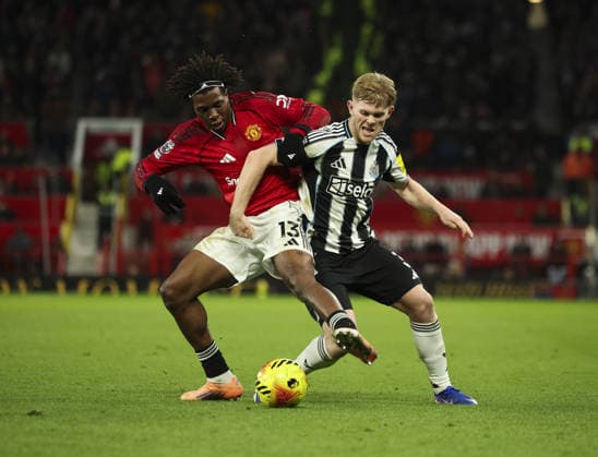 Manchester United, ManU v Newcastle United, FA Premier League 26.12.25 Manchester United v Newcastle United, FA Premier League Bradley Ormesher The Times Patrick Dorgu of Manchester United and Lewis Hall of Newcastle United  Copyright: xBradleyxOrmesherx NINTCHDBPICT001047997309