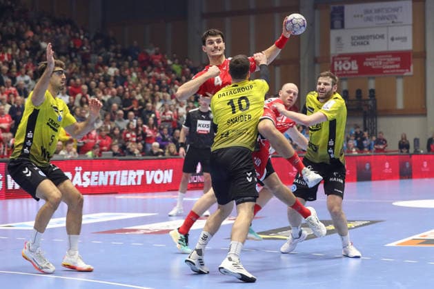 26.12.2025, xtgx, MT Melsungen - TVB Stuttgart v.l. Nikolaj Enderleit (Melsungen, 4), Ivan Snajder (Stuttgart, 10) Zweikampf, Duell, Kampf, tackle Kassel
