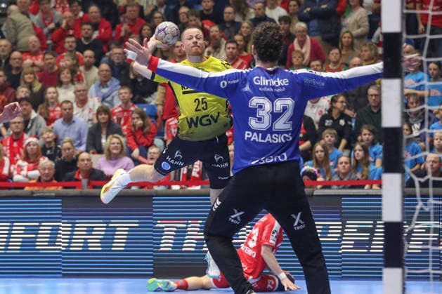 26.12.2025, xtgx, MT Melsungen - TVB Stuttgart v.l. Patrick Zieker (Stuttgart, 25) wirft Tor, Torschuetze, erzielt Tor, Treffer, scores the goal Kassel