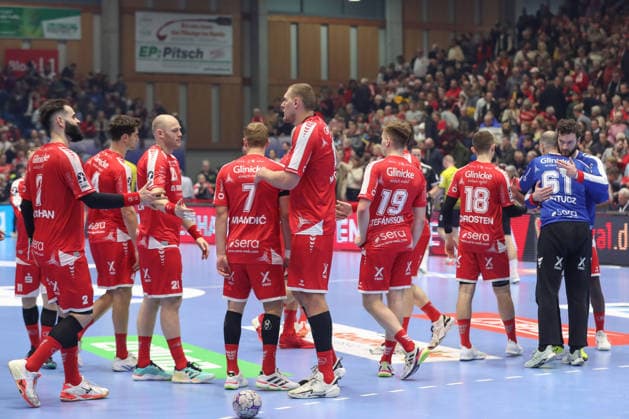 26.12.2025, xtgx, MT Melsungen - TVB Stuttgart v.l. Melsungen Jubel ueber den Sieg, Jubel nach Spielende Kassel
