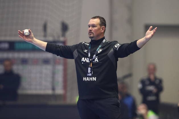 26.12.2025, xtgx, MT Melsungen - TVB Stuttgart v.l. Misha Kaufmann (Stuttgart, Trainer) gibt Anweisungen, gestikuliert mit den Armen, gesticulate, gives instructions Kassel