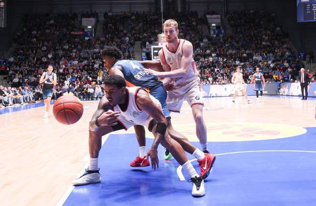 Niels Giffey (Muenchen 5), Xavier Rathan-Mayes (Muenchen 4), Nahiem Alleyne (Frankfurt 4), GER, Frankfurt Skyliners vs. FC Bayern Muenchen, Basketball-Bundesliga, easyCredit BBL, 12. Spieltag, Saison 2025-26, 26.12.2025, GER, Frankfurt Skyliners vs. FC Bayern Muenchen, Basketball-Bundesliga, easyCredit BBL, 12. Spieltag, Saison 2025-26, 26.12.2025, Koeln Copyright: xEibner-Pressefoto JoergxNiebergax EP_JNL