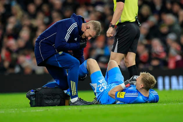 Manchester United, ManU v Newcastle United, Premier League Aaron Ramsdale (32) of Newcastle United receives treatment during the Premier League match between Manchester United and Newcastle United at Old Trafford, Manchester, UK on 26 December 2025. Manchester Old Trafford Greater Manchester UK Editorial use only DataCo restrictions apply See www.football-dataco.com , Copyright: xConorxMolloyx PSI-23465-0032