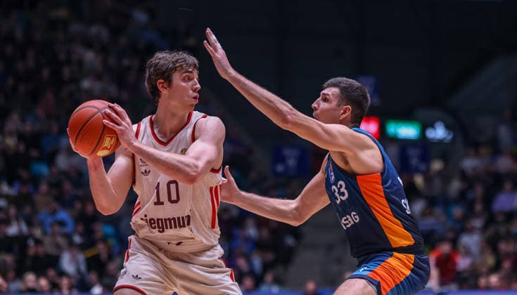 GER, Frankfurt, Frankfurt Skyliners vs FC Bayern München, easyCredit Basketball Bundesliga, Basketball, DBB, Spielzeit 2025 2026, Fraport Arena, 12. Spieltag im Bild v.l.: Justinian Jessup (FC Bayern München Basketball 10), Ryan Hawkins (Frankfurt Skyliners 33) DFB DFL REGULATIONS PROHIBIT ANY USE OF PHOTOGRAPHS AS IMAGE SEQUENCES AND OR QUASI-VIDEO, 26.12.2025 Copyright: HMBxMedia HendrikxHamelau