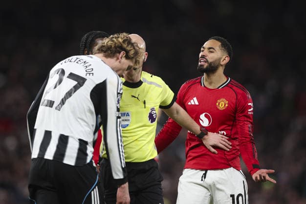Manchester United, ManU v Newcastle United, FA Premier League 26.12.25 Manchester United v Newcastle United, FA Premier League Bradley Ormesher The Times Matheus Cunha of Manchester United and Nick Woltemade of Newcastle United argue  Copyright: xBradleyxOrmesherx NINTCHDBPICT001047997456