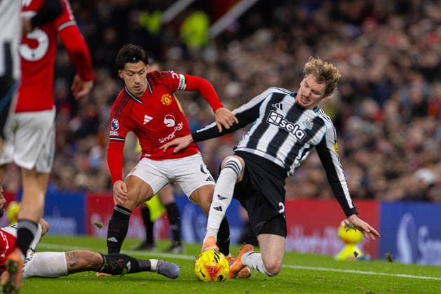 Football - FA Premier League - Manchester United, ManU FC v Newcastle United FC MANCHESTER, ENGLAND - Boxing Day, Friday, December 26, 2025: Newcastle United s Nick Woltemade (R) is challenged by Manchester United s captain Lisandro Martinez during the FA Premier League match between Manchester United FC and Newcastle United at Old Trafford. (Photo by David Rawcliffe Propaganda) MANCHESTER Old Trafford GREATER MANCHESTER ENGLAND  Copyright: xDavidxRawcliffex P2025-12-26-Man_U_Newcastle-28