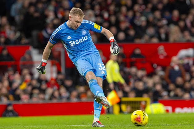 Football - FA Premier League - Manchester United, ManU FC v Newcastle United FC MANCHESTER, ENGLAND - Boxing Day, Friday, December 26, 2025: Newcastle United s goalkeeper Aaron Ramsdale during the FA Premier League match between Manchester United FC and Newcastle United at Old Trafford. (Photo by David Rawcliffe Propaganda) MANCHESTER Old Trafford GREATER MANCHESTER ENGLAND  Copyright: xDavidxRawcliffex P2025-12-26-Man_U_Newcastle-29