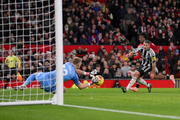 Manchester United, ManU v Newcastle United, Premier League Newcastle United goalkeeper Aaron Ramsdale saves Manchester United s Patrick Dorgu shot on goal during the Manchester United v Newcastle United English Premier League match at Old Trafford, Manchester, England on 26 December 2025 Credit: Gary Oakley Every Second Media Editorial use only. All images are copyright Every Second Media Limited. No images may be reproduced without prior permission. All rights reserved. Premier League and Football League images are subject to licensing agreements with Football DataCo Limited. see https: www.football-dataco.com Copyright: xIMAGO EveryxSecondxMediax ESM-1723-0036 GaryxOakleyx xEveryxSecondxMediax