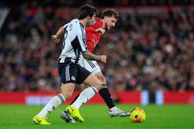 Manchester United, ManU v Newcastle United, Premier League Mason Mount (7) of Manchester United and Sandro Tonali (8) of Newcastle United challenge for the ball during the Premier League match between Manchester United and Newcastle United at Old Trafford, Manchester, UK on 26 December 2025. Manchester Old Trafford Greater Manchester UK Editorial use only DataCo restrictions apply See www.football-dataco.com , Copyright: xConorxMolloyx PSI-23465-0044