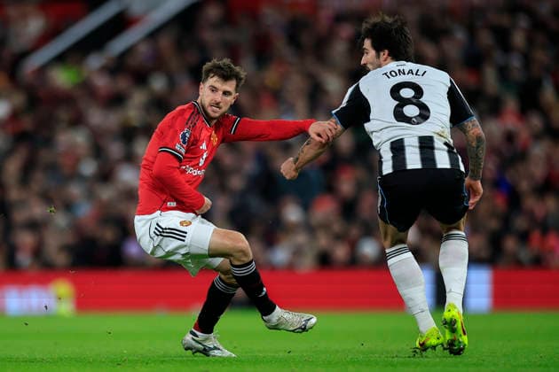 Manchester United, ManU v Newcastle United, Premier League Mason Mount (7) of Manchester United and Sandro Tonali (8) of Newcastle United challenge for the ball during the Premier League match between Manchester United and Newcastle United at Old Trafford, Manchester, UK on 26 December 2025. Manchester Old Trafford Greater Manchester UK Editorial use only DataCo restrictions apply See www.football-dataco.com , Copyright: xConorxMolloyx PSI-23465-0045