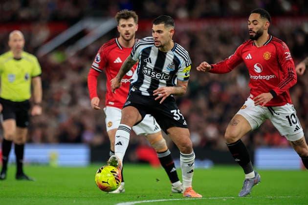 Manchester United, ManU v Newcastle United, Premier League Bruno Guimaraes (39) of Newcastle United controls the ball during the Premier League match between Manchester United and Newcastle United at Old Trafford, Manchester, UK on 26 December 2025. Manchester Old Trafford Greater Manchester UK Editorial use only DataCo restrictions apply See www.football-dataco.com , Copyright: xConorxMolloyx PSI-23465-0046