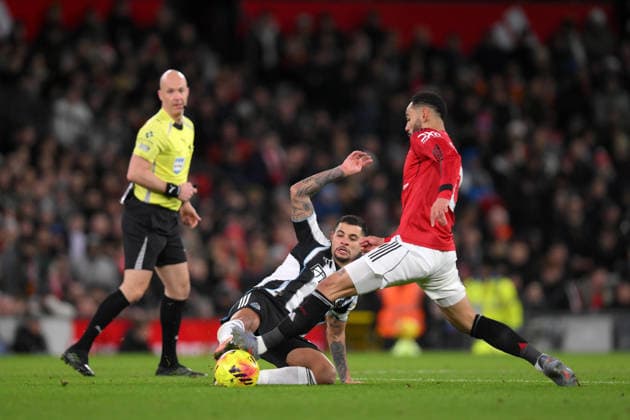 Manchester United, ManU v Newcastle United, Premier League Newcastle United s Bruno Guimaraes and Manchester United s Matheus Cunha compete during the Manchester United v Newcastle United English Premier League match at Old Trafford, Manchester, England on 26 December 2025 Credit: Gary Oakley Every Second Media Editorial use only. All images are copyright Every Second Media Limited. No images may be reproduced without prior permission. All rights reserved. Premier League and Football League images are subject to licensing agreements with Football DataCo Limited. see https: www.football-dataco.com Copyright: xIMAGO EveryxSecondxMediax ESM-1723-0037 GaryxOakleyx xEveryxSecondxMediax